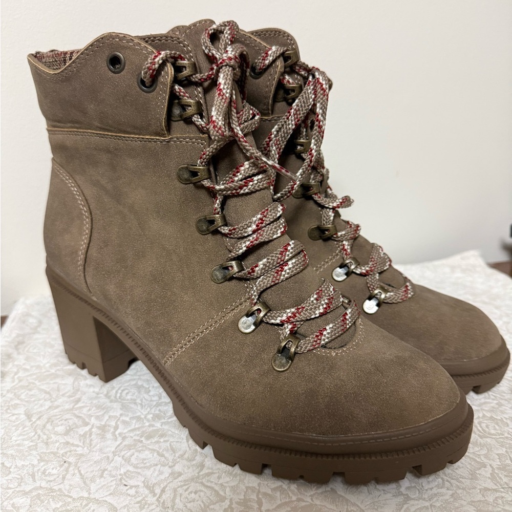 NWOT Jellypop Chunky Lace Up Ankle Combat Boot Flannel Holiday Winter Size 9
